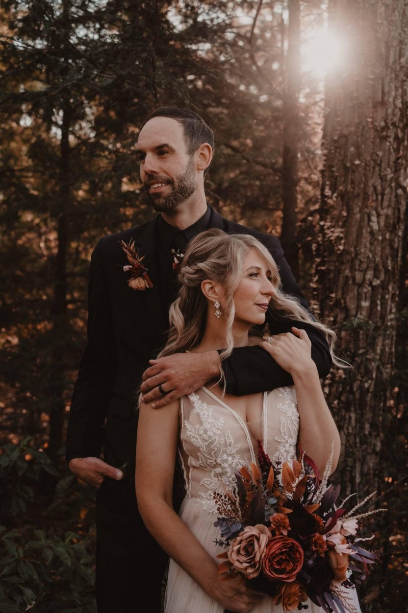 Bridal bouquet and groom boutonniere in burgundy and terracotta for an autumn wedding1365-1200.293040293