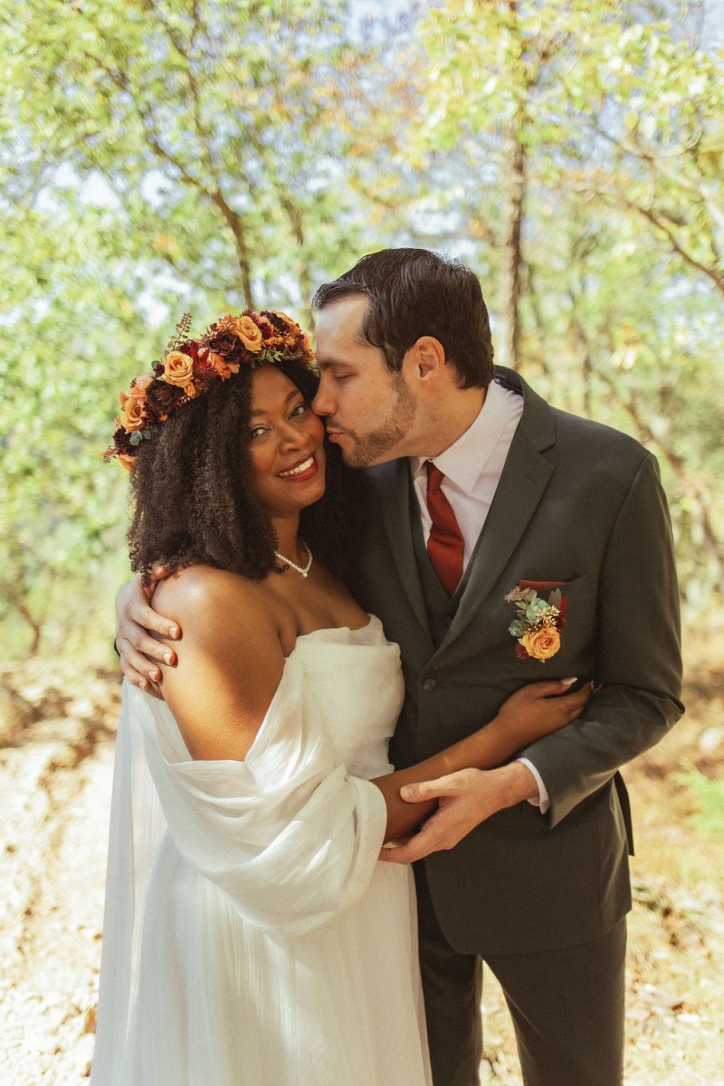 Autumn-inspired wedding bouquet and accessories in warm earthy tones1024-1200