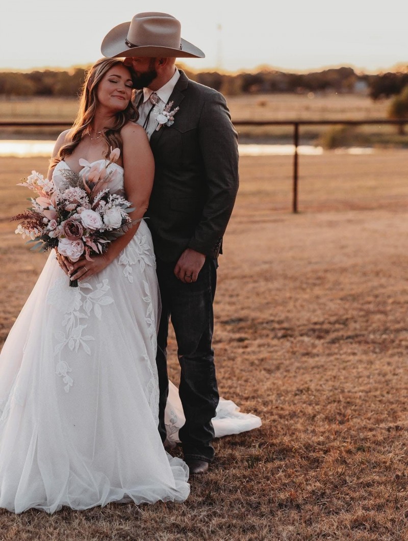 Blush pink and beige wedding bouquet with soft neutral flowers for a romantic bridal look1440-1061.6666666667