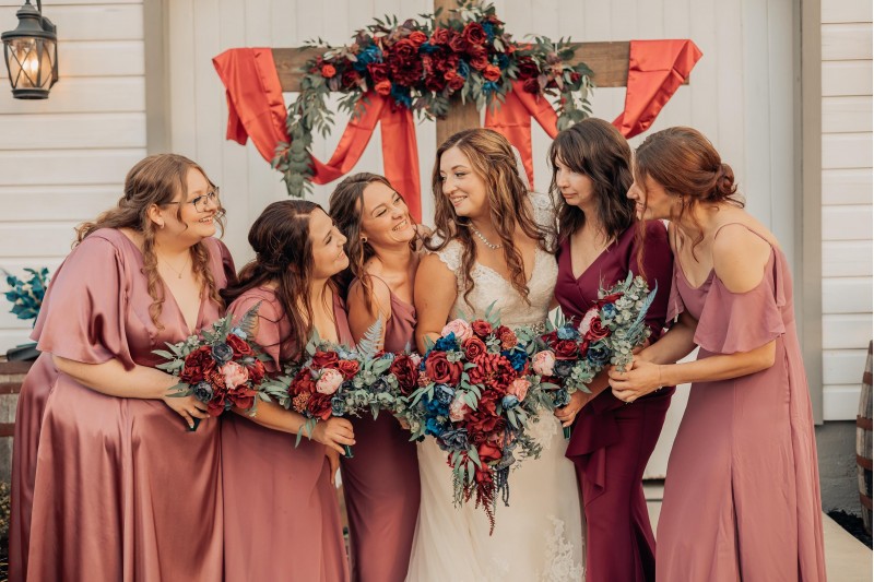 Wedding ceremony flowers in navy blue, pink and burgundy tones3000-533.33333333333