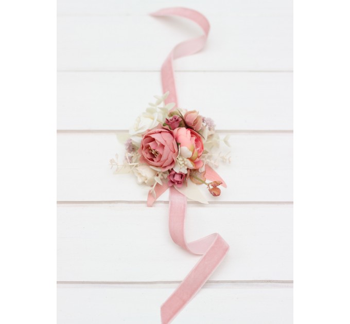Wedding boutonnieres and wrist corsage in dusty rose cream color scheme. Flower accessories. 5321