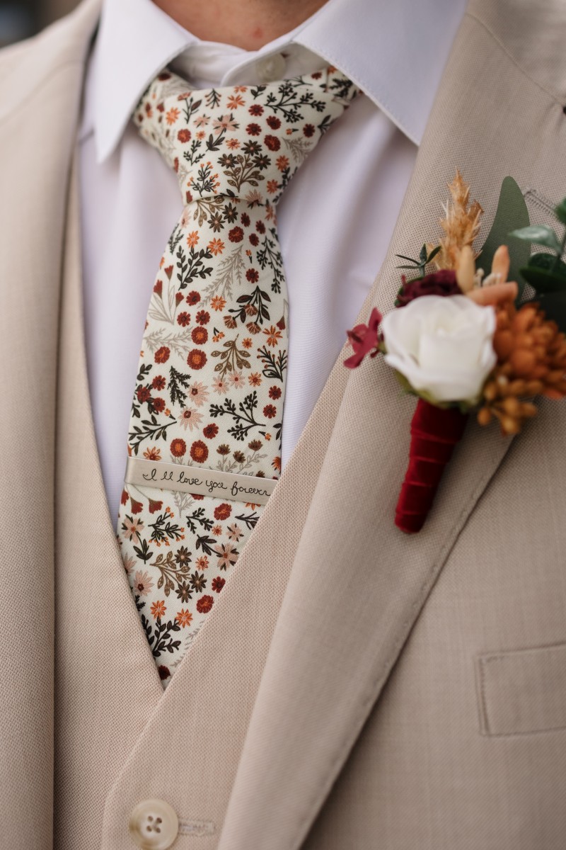 Boho groom’s boutonniere with pampas grass, cinnamon dahlia, ivory rose, and burgundy accents3040-1200
