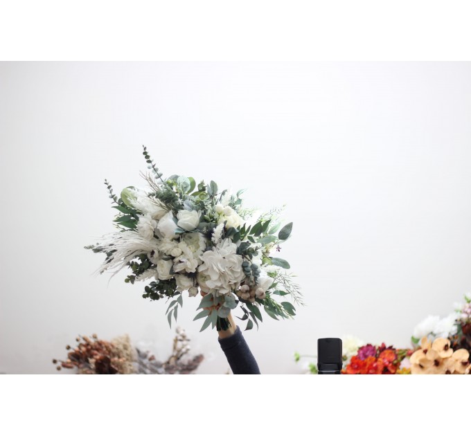 Wedding bouquets in whte colors. Bridal bouquet. Faux bouquet. Bridesmaid bouquet. White anemone bouquet. Classic wedding. 5013-1