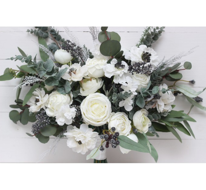 Wedding bouquets in whte colors. Bridal bouquet. Cascading bouquet. Faux bouquet. Bridesmaid bouquet. White anemone bouquet. Classic wedding. 5013