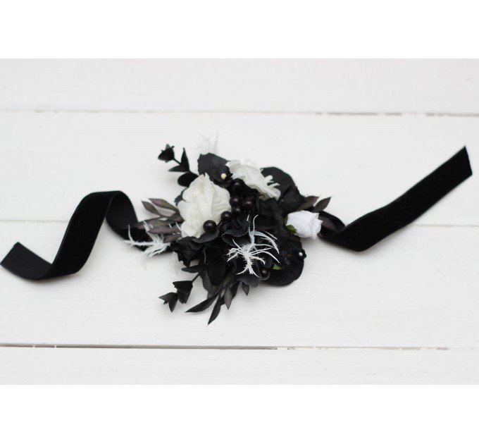 Wedding boutonnieres and wrist corsage in black and white color scheme. Flower accessories. 5086
