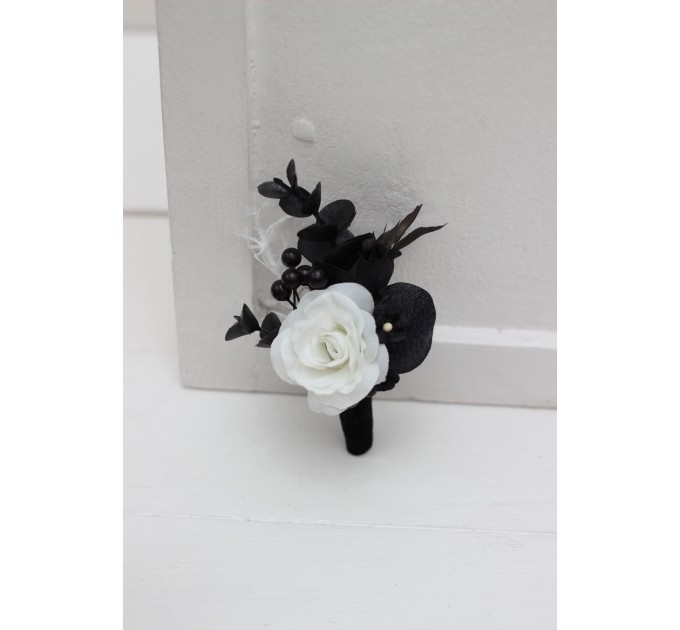 Wedding boutonnieres and wrist corsage in black and white color scheme. Flower accessories. 5086