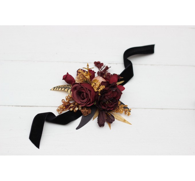 Wedding boutonnieres and wrist corsage in purple burgundy beige color scheme. Flower accessories. 5096