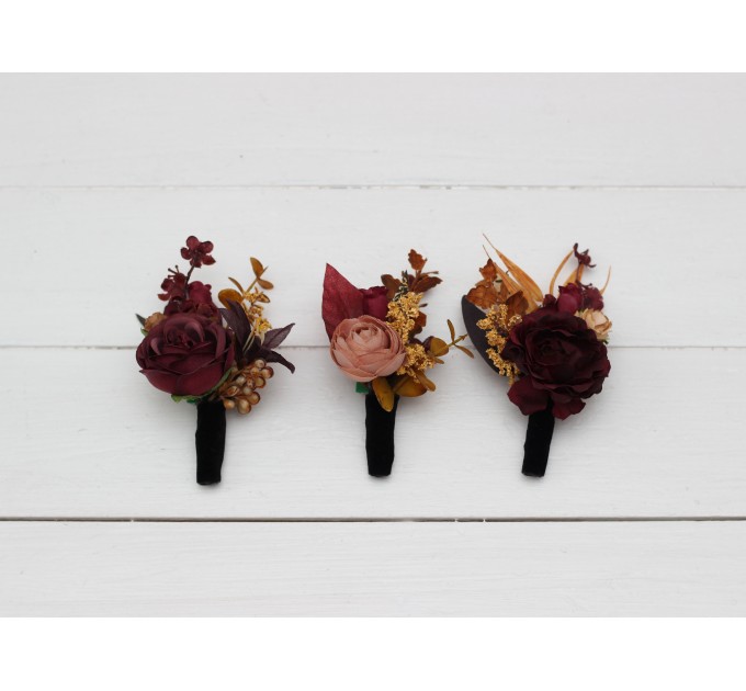 Wedding boutonnieres and wrist corsage in purple burgundy beige color scheme. Flower accessories. 5096
