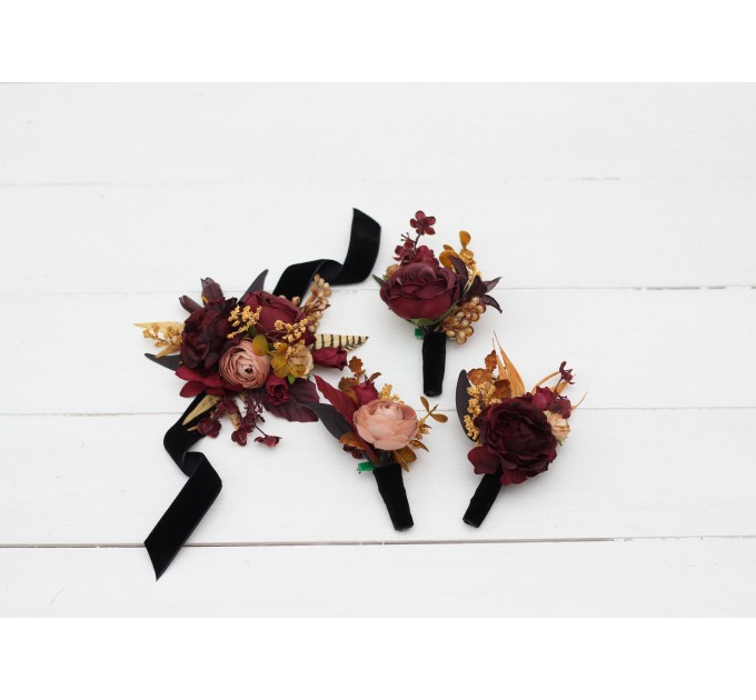 Wedding boutonnieres and wrist corsage in purple burgundy beige color scheme. Flower accessories. 5096