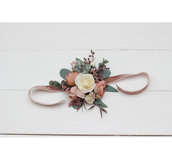 Wedding boutonnieres and wrist corsage in dusty rose cream blush pink color scheme. Flower accessories. 5122