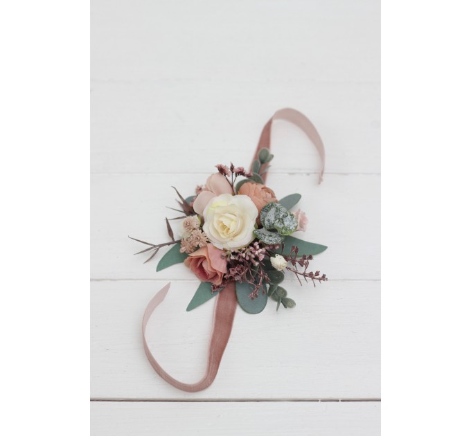 Wedding boutonnieres and wrist corsage in dusty rose cream blush pink color scheme. Flower accessories. 5122