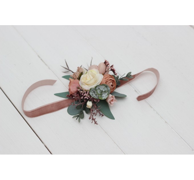 Wedding boutonnieres and wrist corsage in dusty rose cream blush pink color scheme. Flower accessories. 5122