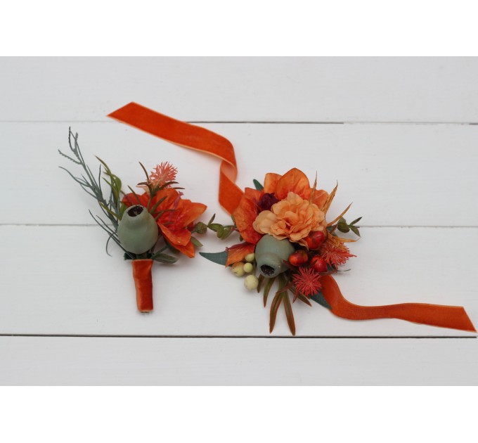Wedding boutonnieres and wrist corsage in rust burgundy color scheme. Flower accessories. 5161