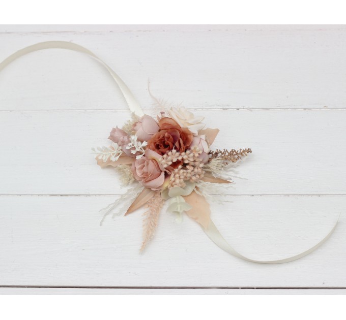Wedding boutonnieres and wrist corsage in beige ivory blush pink color scheme. Flower accessories. 5143