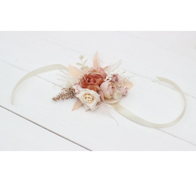 Wedding boutonnieres and wrist corsage in beige ivory blush pink color scheme. Flower accessories. 5143