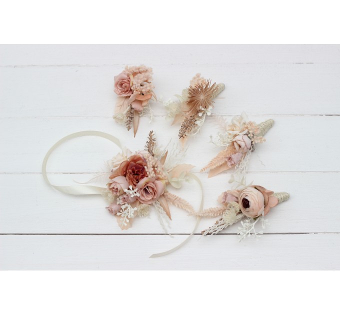 Wedding boutonnieres and wrist corsage in beige ivory blush pink color scheme. Flower accessories. 5143