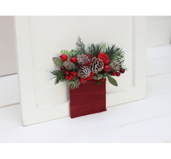Red burgundy pocket boutonniere. Pine boutonniere. Winter wedding. Christmas wedding. Cone boutonniere. Flower accessories. Pocket flowers. Square flowers. 5244