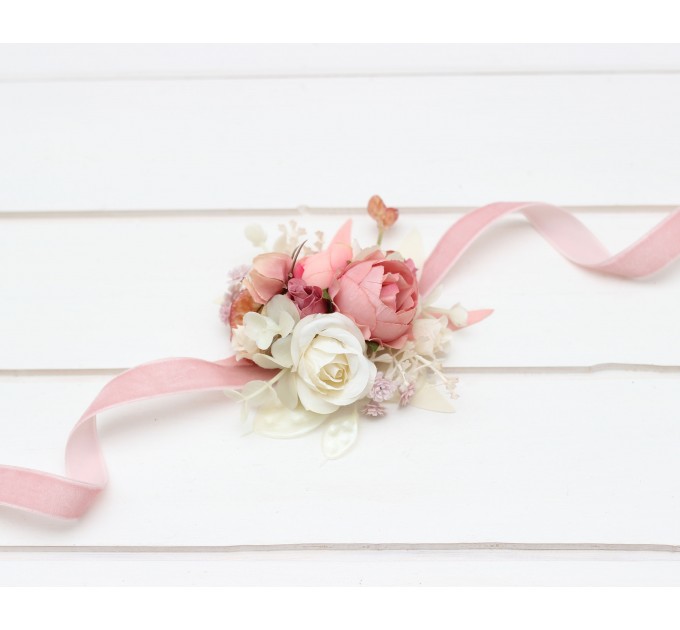 Wedding boutonnieres and wrist corsage in dusty rose cream color scheme. Flower accessories. 5321
