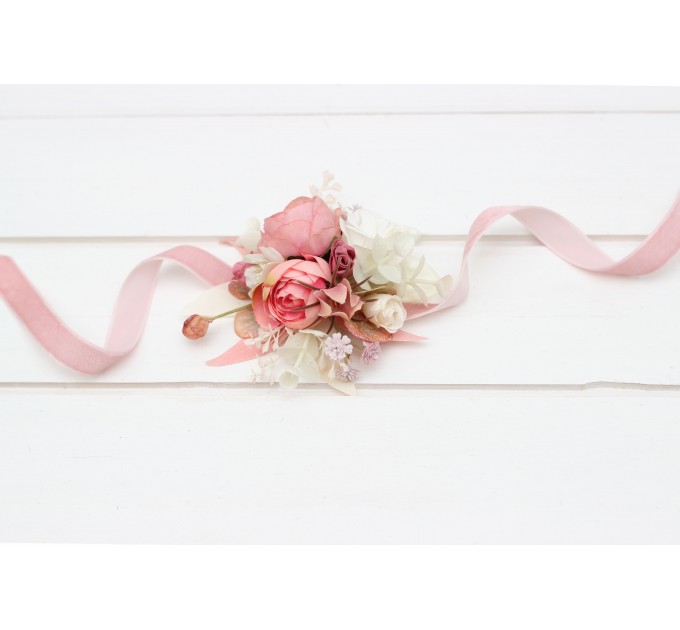 Wedding boutonnieres and wrist corsage in dusty rose cream color scheme. Flower accessories. 5321
