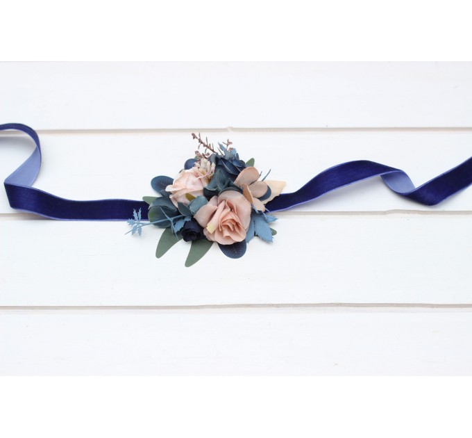 Wedding boutonnieres and wrist corsage in navy blue dusty rose color scheme. Flower accessories. 5245