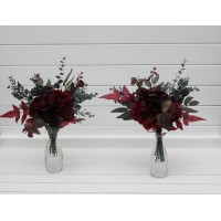 Simple wedding table flowers. Mini bouquets for vases in moody borgundy and dark green color scheme. Flowers for wedding decor. Table flowers. Centerpiece. 5230