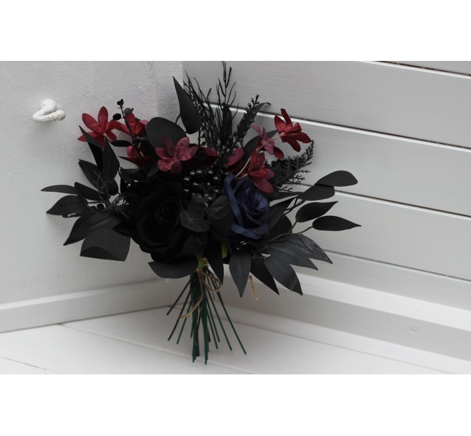 Simple Wedding Table Flowers – Mini Bouquet in Burgundy, Black, Blue & Purple