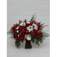 Classic red and white bridal bouquet for a winter wedding. Bridesmaid bouquet. 5440