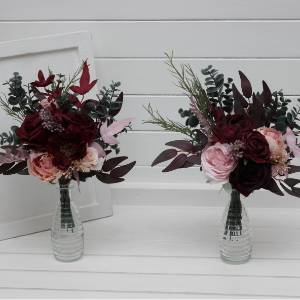 Simple wedding table flowers. Mini bouquets for vases in  burgundy dusty pink color scheme. DIY flowers for wedding decor. Table flowers. Centerpiece. 5019