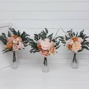 Simple wedding table flowers. Mini bouquets for vases in orange blush pink color scheme for wedding decor. Centerpiece. DIY flowers. 5071