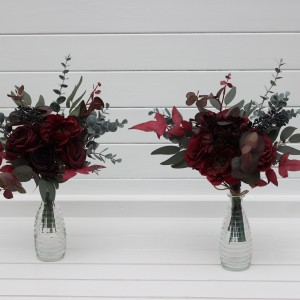 Simple wedding table flowers. Mini bouquets for vases in moody borgundy and dark green color scheme. Flowers for wedding decor. Table flowers. Centerpiece. 5230
