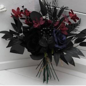 Simple wedding table flowers. Mini bouquet for vase in burgundy black blue purple color scheme. Flowers for wedding table decor. DIY flowers. Centerpiece. 5429