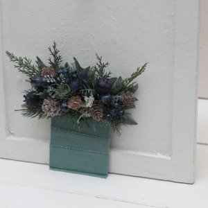 Blue berries pocket boutonniere. Pine boutonniere. Winter wedding. Christmas wedding. Flower accessories. Pocket flowers. Square flowers. 5239